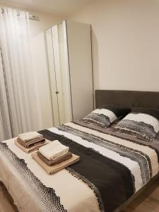 Tempat tidur dalam kamar di 35m2 - 10 min de CDG - Jeux Olympique 2024