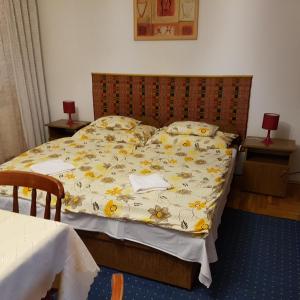 Cama o camas de una habitación en Miki Apartmanok és Vendégházak