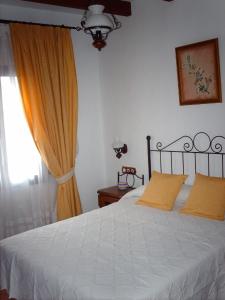 Un pat sau paturi într-o cameră la Casa Encina - Encinasola Turismo Rural.