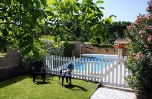 Piscina de la sau aproape de Holiday house for rent with private pool near Gordes - Luberon - Provence