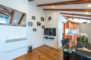 Televízia a/alebo spoločenská miestnosť v ubytovaní Beach Lapad Apartment Villa Tolja