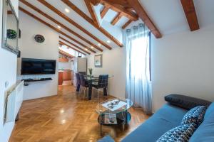 Televízia a/alebo spoločenská miestnosť v ubytovaní Beach Lapad Apartment Villa Tolja