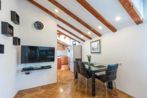 Televízia a/alebo spoločenská miestnosť v ubytovaní Beach Lapad Apartment Villa Tolja
