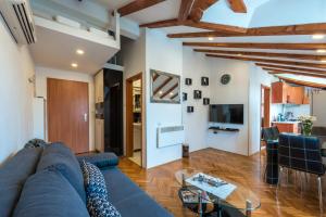 Televízia a/alebo spoločenská miestnosť v ubytovaní Beach Lapad Apartment Villa Tolja