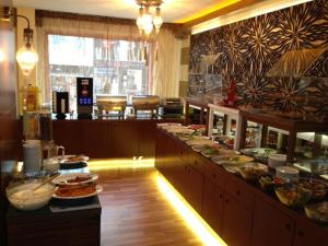 Restoran atau tempat lain untuk makan di Maya Hotel