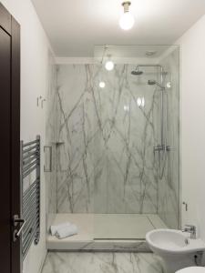 a bathroom with a shower and a sink at Casa de Santa Cruz in Felgar