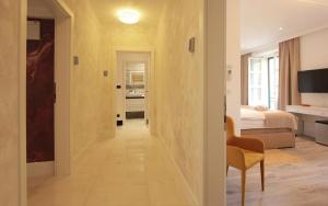 Televízia a/alebo spoločenská miestnosť v ubytovaní Well Of Life Luxury Rooms