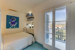 Letto o letti in una camera di Elegante Attico panoramico a 2 passi dal mare