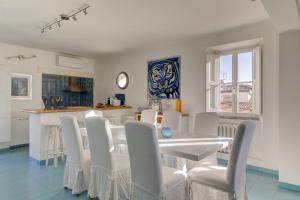 Cucina o angolo cottura di Elegante Attico panoramico a 2 passi dal mare