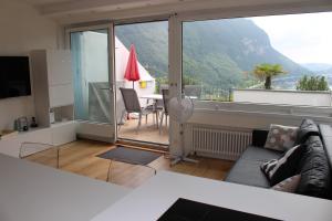 羅維爾的住宿－Residenza Trivento app. 9，带沙发和大窗户的客厅