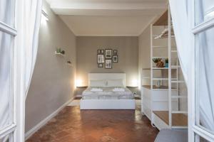 ein Schlafzimmer mit einem Bett und einem Bücherregal in der Unterkunft Old Town Torino in Turin