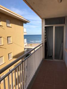 einen Balkon mit Blick auf den Strand in der Unterkunft Piso ideal para las vacaciones in Miramar