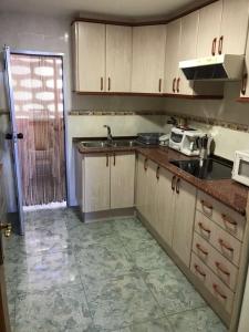 A kitchen or kitchenette at Piso ideal para las vacaciones