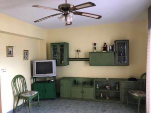 A television and/or entertainment centre at Piso ideal para las vacaciones