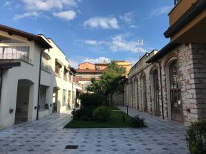 une rue vide dans une ville avec des bâtiments dans l'établissement Il Vecchio Studio, à Pietrasanta