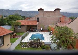 Hostería Boutique El Puente Adults Only في ميرلو: اطلالة على منزل مع مسبح