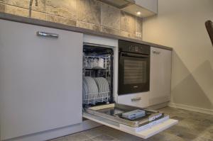 グダニスクにあるGdańsk deluxe Apartments Gdanskの食器洗い機付きのキッチンが備わります。