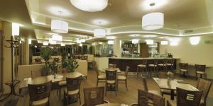 ムニーシェク・ポト・ブルディにあるEsmarin wellness hotelのテーブルと椅子のあるレストラン、バー
