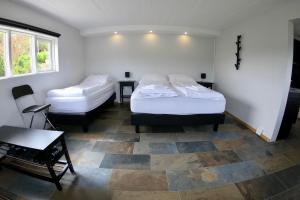 Кровать или кровати в номере Hamrar