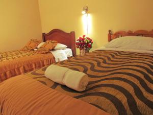 سرير أو أسرّة في غرفة في Hostal Anais