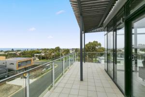 uma varanda de um edifício com vista para uma rua em Whitewater Apartment 101 em Torquay