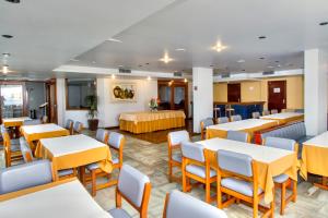 a dining room with tables and chairs at Hotel Atlântico in Guarapari