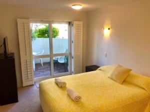 Postel nebo postele na pokoji v ubytování Camargue Beachfront Apartments + 37 fotografií