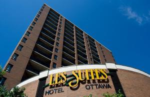 ein Gebäude mit einem Schild davor in der Unterkunft Les Suites Hotel in Ottawa