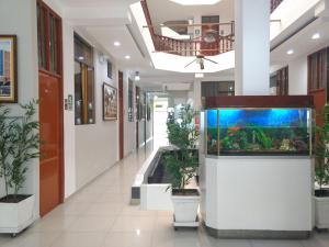 un pasillo con una pecera en un edificio en Hotel Santa María, en Tacna