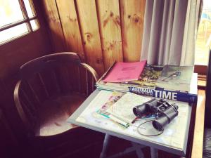 einen Tisch mit einem Buch und einer Kamera darauf in der Unterkunft PS Federal Retreat Paddle Steamer Goolwa in Goolwa