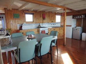 古尔瓦PS Federal Retreat Paddle Steamer Goolwa的小屋里有一张桌子和椅子的厨房