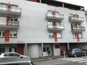Το κτήριο όπου στεγάζεται  το διαμέρισμα +3 φωτογραφίες