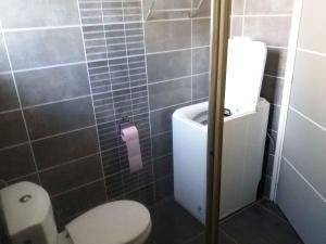 A bathroom at Beau F2 classé, vue mer, spa, jardin, bateau