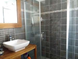 A bathroom at Beau F2 classé, vue mer, spa, jardin, bateau