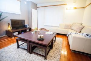 un soggiorno con tavolino e divano di Yuki Yama Apartments a Niseko