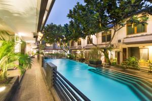 una piscina en medio de un edificio en Gumilang Regency Hotel en Bandung
