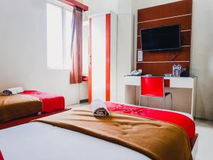 Postel nebo postele na pokoji v ubytování RedDoorz Plus at Grand City Inn Makassar