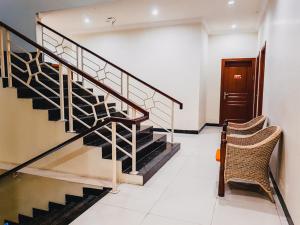 Fotografie z fotogalerie ubytování RedDoorz Plus at Grand City Inn Makassar v destinaci Makasar