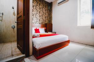 Postel nebo postele na pokoji v ubytování RedDoorz Plus at Grand City Inn Makassar