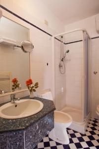 a bathroom with a sink, toilet and tub at Hotel Piemonte in Rome