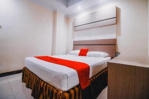 Кровать или кровати в номере Reddoorz Plus near Makassar Town Square