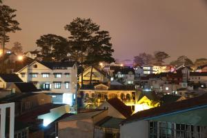 Vista generica su Da Lat o vista sulla città dall'interno dell'hotel