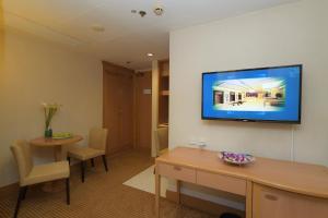 TV in/ali zabaviščno središče v nastanitvi Ramada Hong Kong Grand View