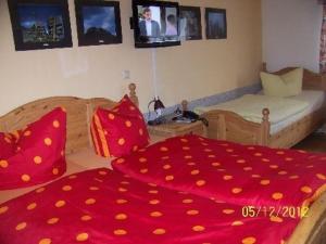 Rúm í herbergi á Pension Strohbach