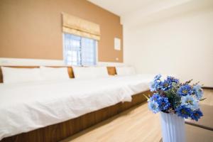 A bed or beds in a room at 加依家溫馨民宿Home Sweet Beach Hotel
