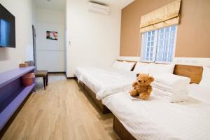 A bed or beds in a room at 加依家溫馨民宿Home Sweet Beach Hotel