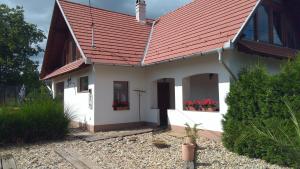 uma casa branca com um telhado vermelho em Diófás Guesthouse em Rózsaszentmárton
