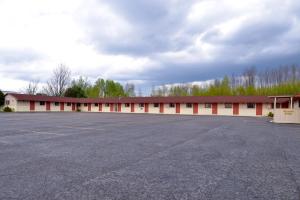 an empty parking lot in front of a building at Red Carpet Inn Pulaski in Pulaski