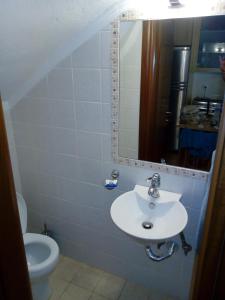 een badkamer met een wastafel en een toilet bij Sithonia Alekos Luxury Experience in Metamorfosi +34 foto's