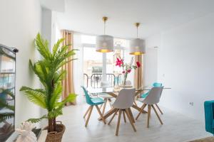 - une salle à manger avec une table et des chaises dans l'établissement Stunning Spacious City Apartment with free parking, à Malaga